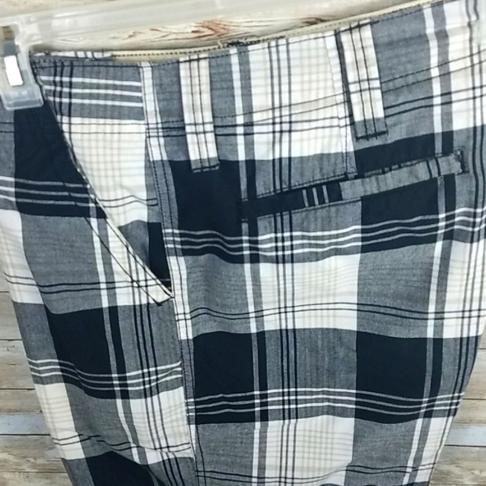 Roebuck and Co, Men's Blk/White Plaid shorts, Size 36 waist - Picture 3 of 6